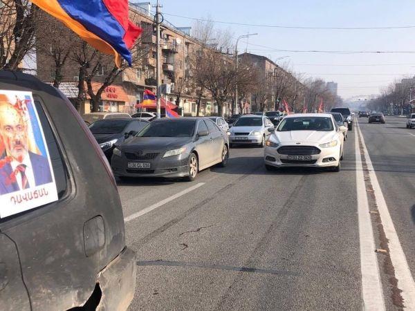 В Ереване прошёл автопробег с требованием отставки Пашиняна