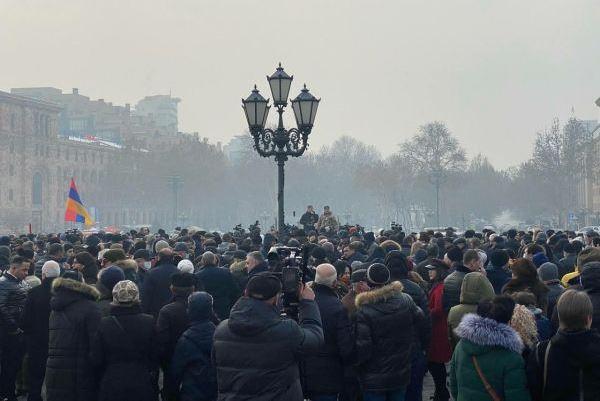 В Ереване протестующие штурмовали здание правительства