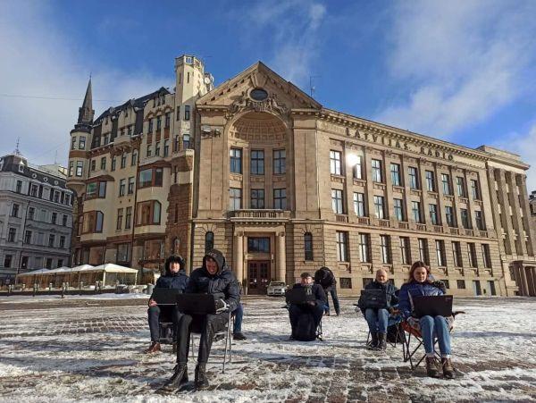 В Риге протестовали против закрытия российских телеканалов