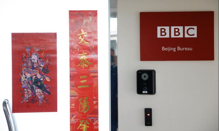 12 февраля запретил BBC World News выходить в эфир в Китае и отозвал свою лицензию Би-Би-Си на один год. 