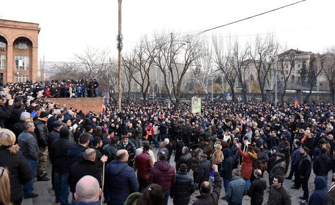 В Армении продолжаются протесты с требованием отставки премьер-министра
