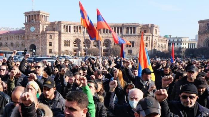 Армения: Президент встал на сторону армии – против премьер-министра