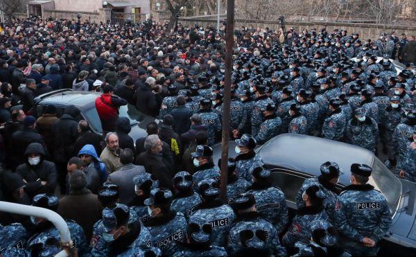 Парламент Армении в осаде – протестующие требуют отставки Пашиняна