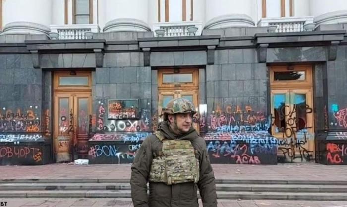 Зеленский на фоне разрисованного президентского офиса в Киеве
