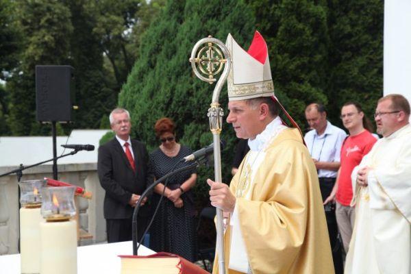 Что разделяет польского католического епископа и украинских униатов?