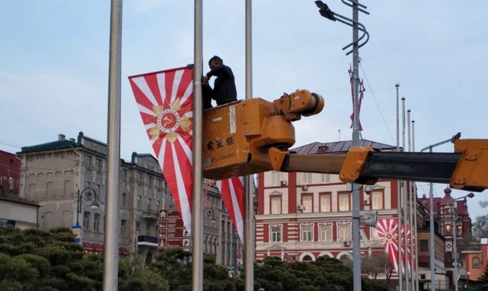 Российские СМИ широко информировали о том, как во Владивостоке улицы города украсили флагами, похожими на знамена императорских военно-морского флота и сухопутных сил.