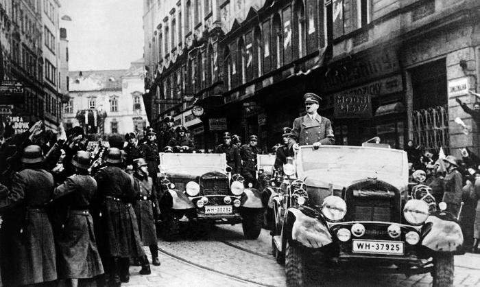 Нацисты вступают в оккупированную Германией столицу Чехословакии Прагу