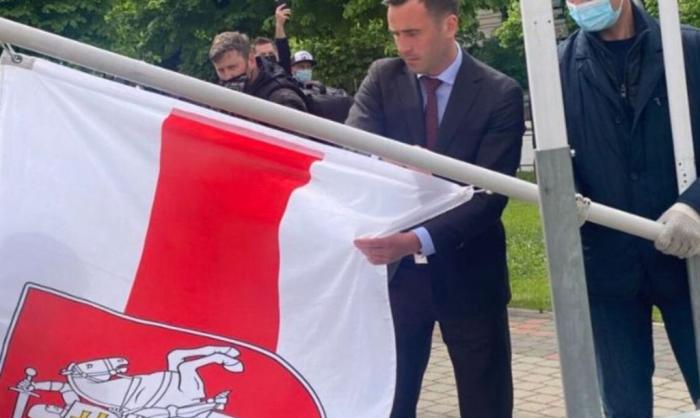 Эдгарс Ринкевичс поднимает флаг белорусской оппозиции