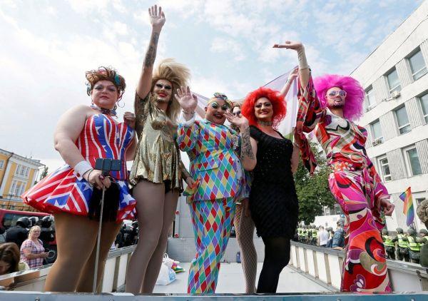 ЛГБТ+ американцы отправляют на Донбасс