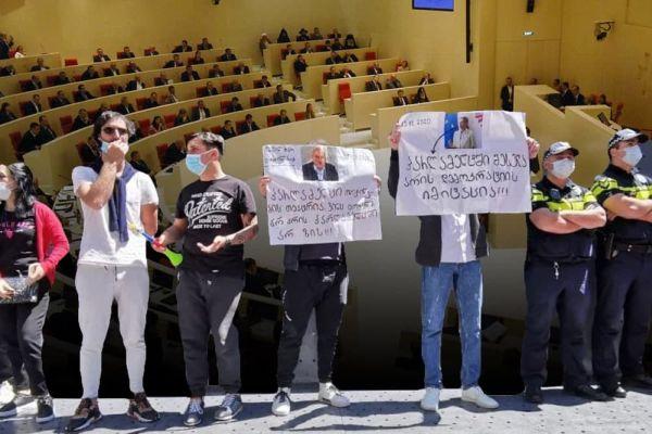 Грузинская оппозиция прекратила семимесячный бойкот парламента