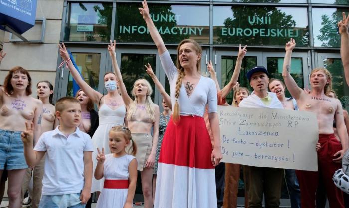 Польская активистка орёт в Варшаве в поддержку Протасевича