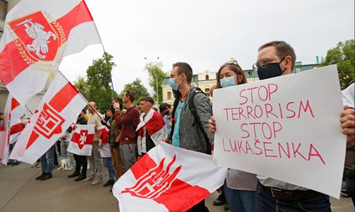 Белорусские противники режима Лукашенко протестуют в Киеве