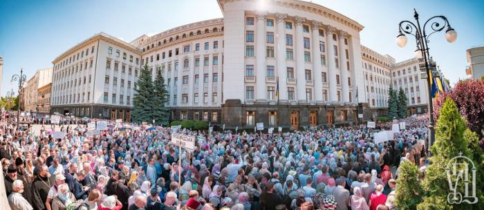 Молитвенное стояние верующих УПЦ МП перед Офисом Президента