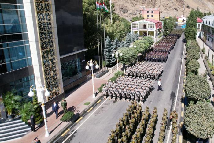 Заглавное фото: военный парад в таджикском Калайи-Хумбе