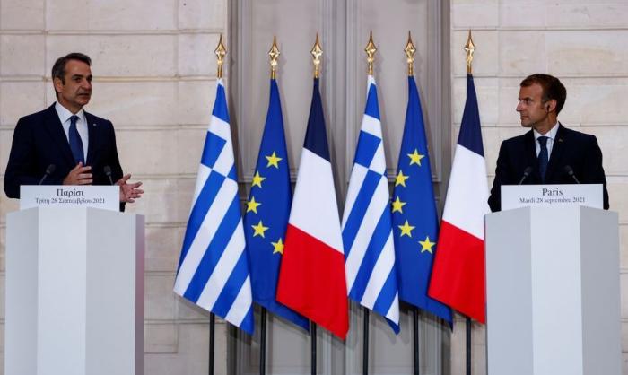 Премьер-министр Греции Кириакос Мицотакис и президент Франции Эммануэль Макрон подписали в Париже соглашение о взаимной военной помощи