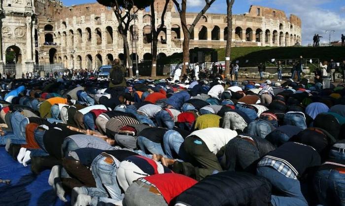 Мусульмане на молитве в Риме
