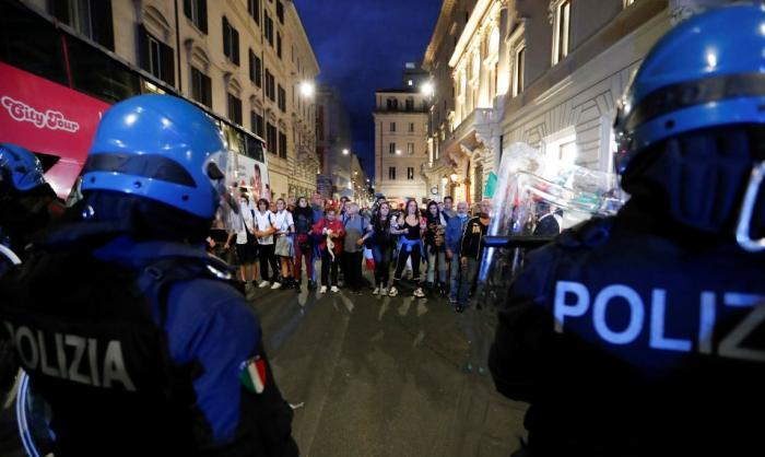 Бурные акции протеста всё шире охватывают города Италии. Настоящее побоище произошло в субботу, 9 октября, в центре Рима. 
