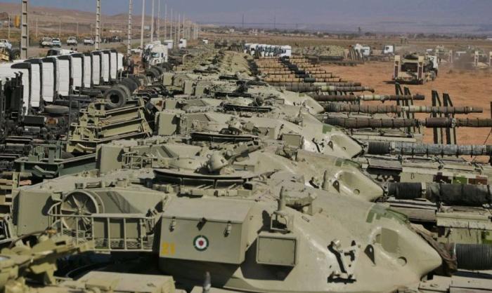 Иранские танки в ходе учений на северо-западе страны