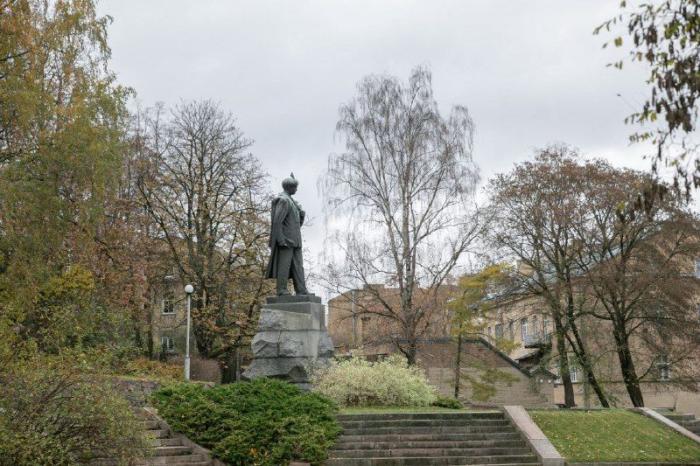Памятник Пятрасу Цвирке в Вильнюсе, источник