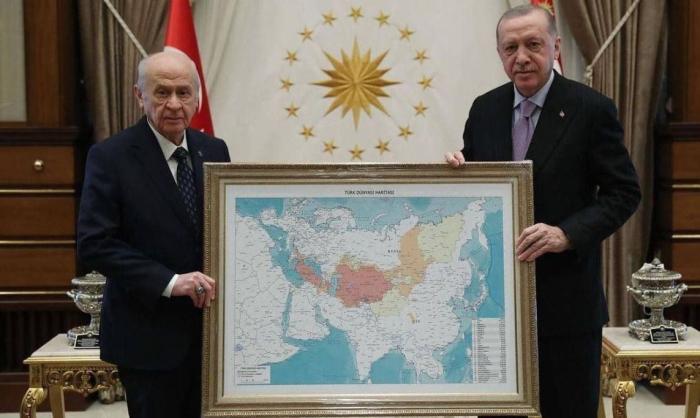 Девлет Бахчели дарит Эрдогану карту Тюркского мира