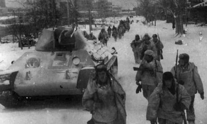 В белоснежных полях под Москвой немцы обломали зубы о советскую оборону