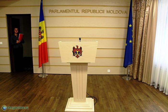 Никто не знает, почему флаг ЕС стоит в парламенте Молдавии