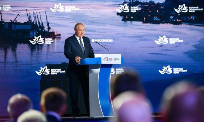 Владимир Путин выступает на Восточном Экономической Форуме