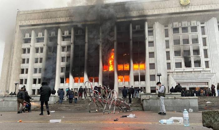 Массовые беспорядки охватили весь Казахстан. На фото: администрация города Алма-Ата после нападения