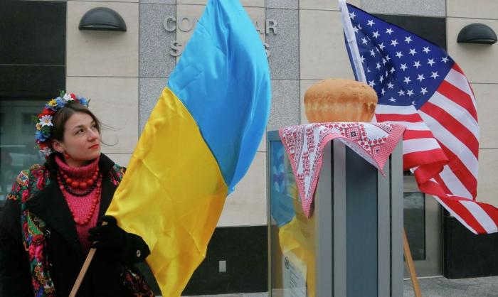 Антироссийской информационной атакой США уничтожают экономику Украины