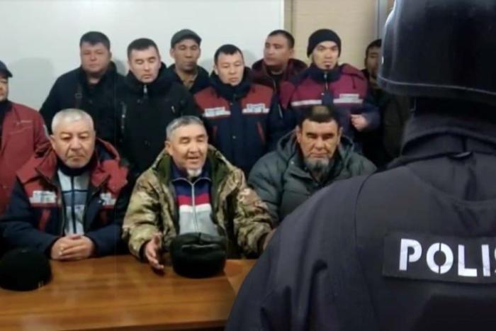 Казахстан: Нефтяники Жанаозена требуют прекратить преследования