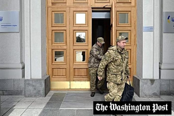 WP: США продолжают паниковать – из Киева вывозят секретные документы 