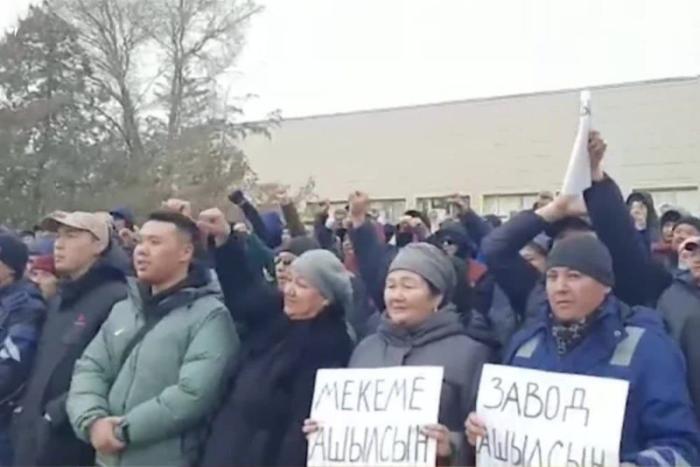 На митингах в Казахстане требуют работу и увеличение зарплаты