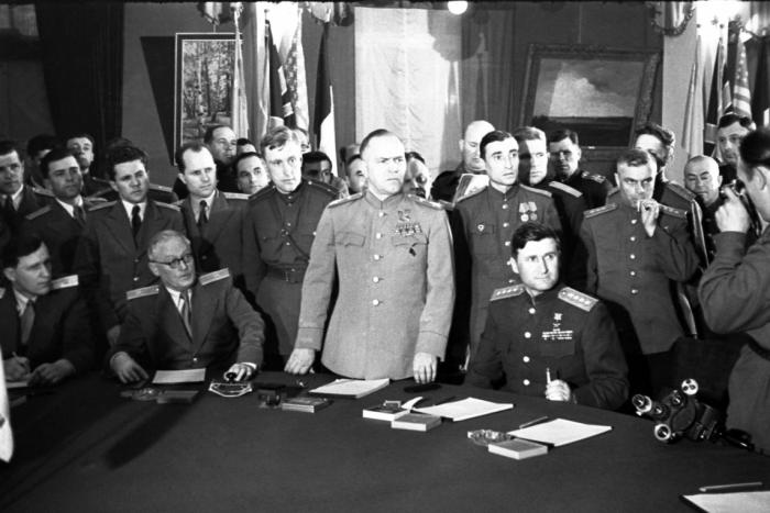 Советская делегация принимает Акт о капитуляции нацистской Германии, май 1945 г.