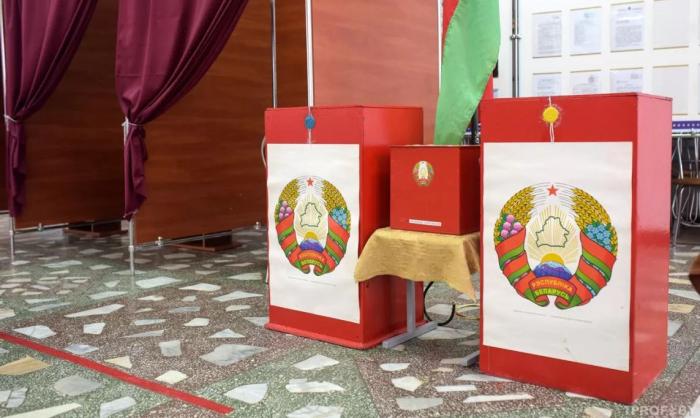 К конституционному референдуму в Белоруссии всё готово, но шторки в кабинах для голосования уберут