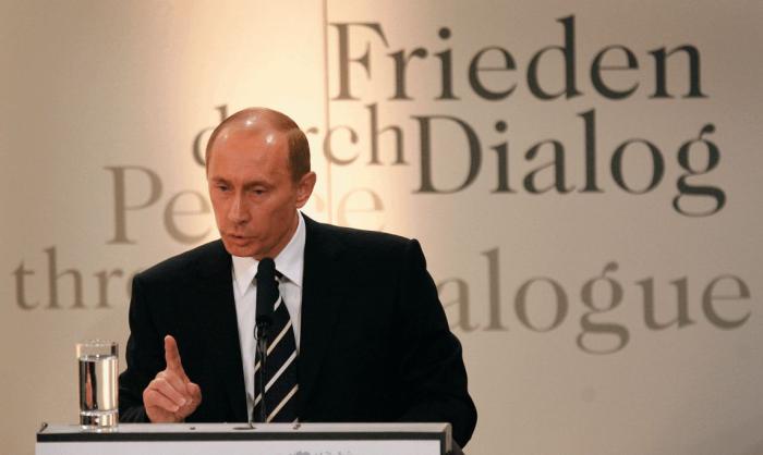 Владимир Путин выступает с речью на Мюнхенской конференции, 2007 год