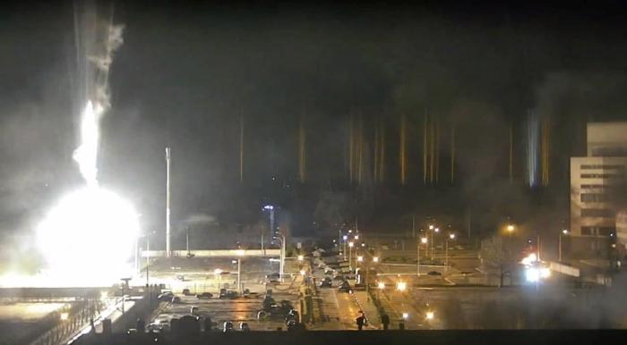 На заглавном фото: Осветительная ракета над территорией ЗАЭС, которую Зеленский подал как "обстрел из танков".