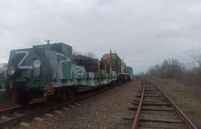 Российский бронепоезд обеспечил эвакуацию 248 иностранцев, в том числе 40 украинцев, из Херсонской области в Крым.