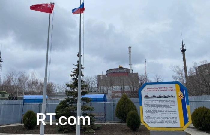 Красный флаг возле Запорожской АЭС
