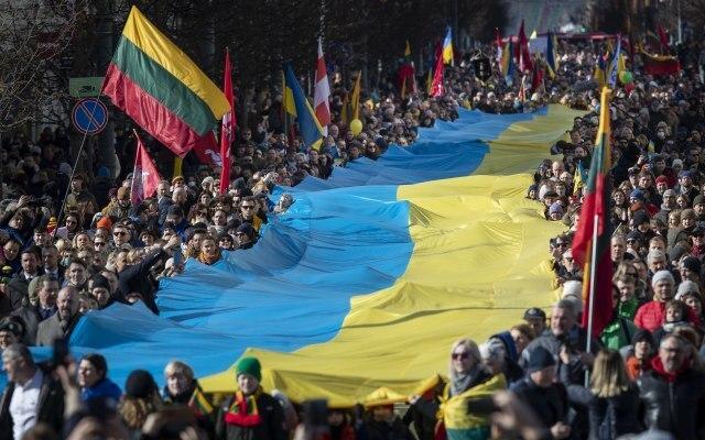 Жалкое зрелище: прибалты судорожно цепляются за обломки однополярного мира