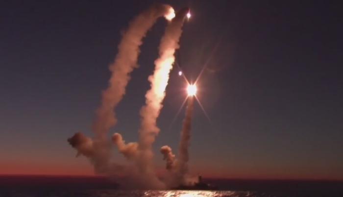Министерство обороны России публикует кадры пусков сразу четырех ракет «Калибр» с борта малого ракетного корабля из акватории Черного моря по военным объектам ВСУ.