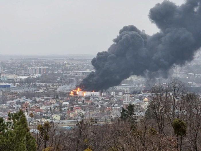 удар высокоточным оружием по нефтебазе во Львове