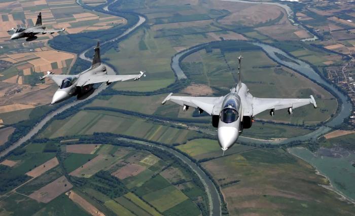 Самолёты НАТО в небе над Венгрией
