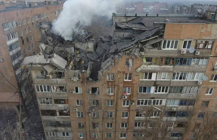 Вооружённые формирования Украины снова обстреляли Донецк. Прилетело в высотку на многострадальном Текстильщике. Разрушены три этажа. По предварительным данным, один человек погиб, не менее шести ранены, среди них маленькая девочка.