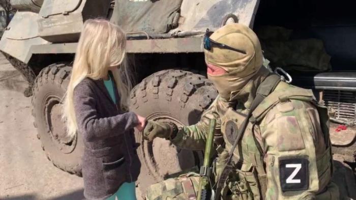 Липцы, маленькая девочка пришла поговорить с российским военным.