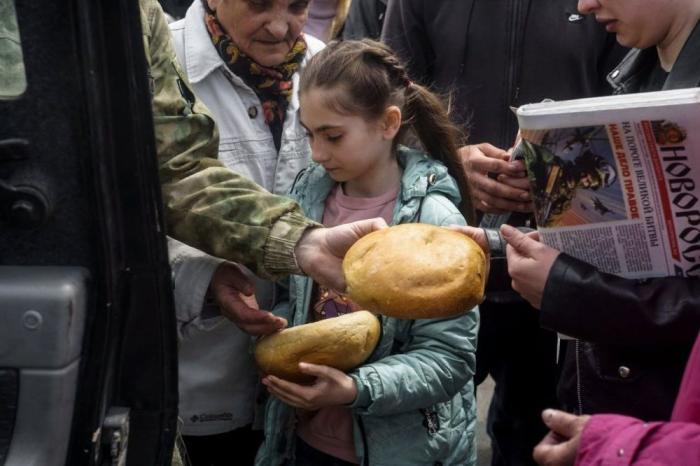 На заглавном фото: В Мариуполе люди больше всего ценят хлеб. Автор – Денис Григорюк, Донецк