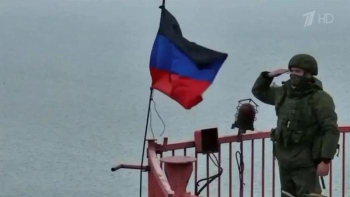 Флаг ДНР на вышке Мариуполя