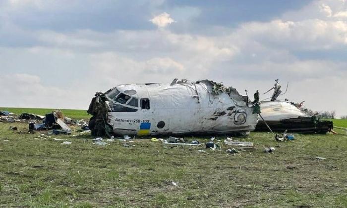 Обломки украинского транспортника Ан-26, разбившегося 22 апреля в Запорожской области. Причиной катастрофы Украина назвала низкую высоту полёта и погодные условия