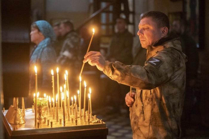  На заглавном фото: Пасха в Свято-Ильинском монастыре села Варваровка Кременского района (ЛНР), который пострадал от артиллерийского обстрела ВСУ