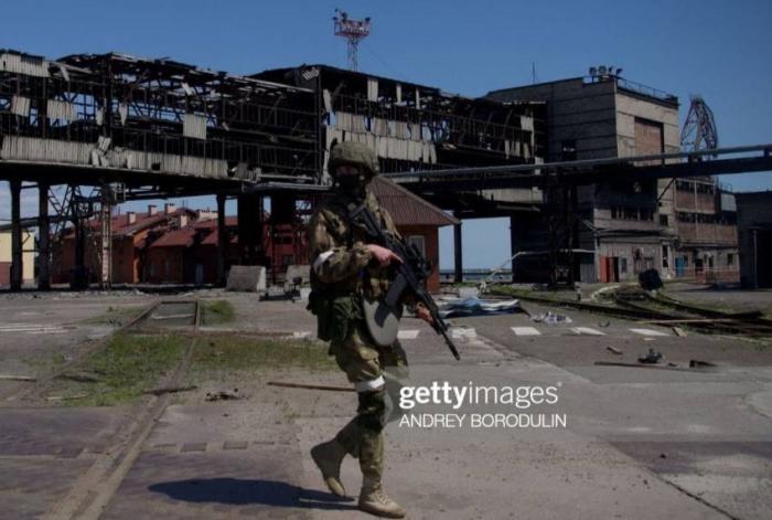 Военнослужащие сводного подразделения СпН Вооружённых сил России в порту освобождённого Мариуполя