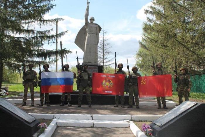 В подконтрольном ВС РФ Изюме теперь так. И никто не заставляет говорить паляныця